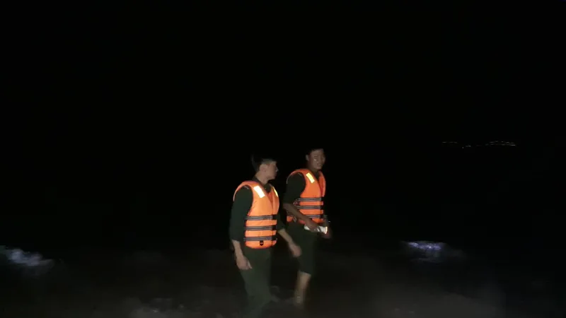 Nỗ lực tìm kiếm người mất tích khi cứu 2 sinh viên bị sóng biển cuốn trôi