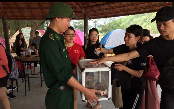 Nhiều bạn trẻ rộng lượng góp tiền lo hậu sự cho nạn nhân Ngô Hà Sinh.