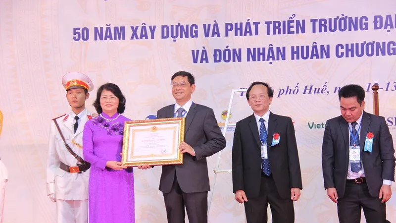 Phó Chủ tịch nước Đặng Thị Ngọc Thịnh trao Huân chương Lao động hạng Nhất cho Trường Đại học Kinh tế- Đại học Huế.