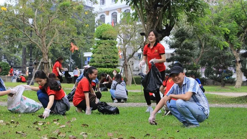 Nhặt một cọng rác, bạn đã làm Huế sạch hơn!