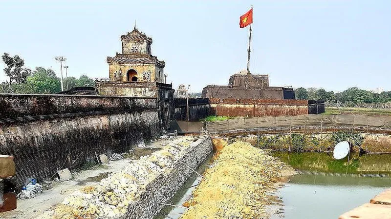 Tu bổ bờ kè di tích hộ thành hào bao bọc quanh Kinh thành Huế bằng vật liệu mới được xem là đã vi phạm luật Di sản văn hóa.