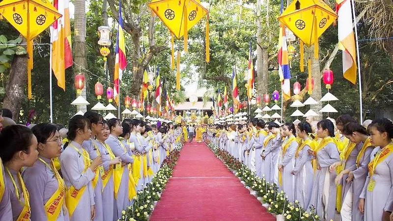 Rước Phật từ chùa Diệu Đế lên Tổ đình Từ Đàm.