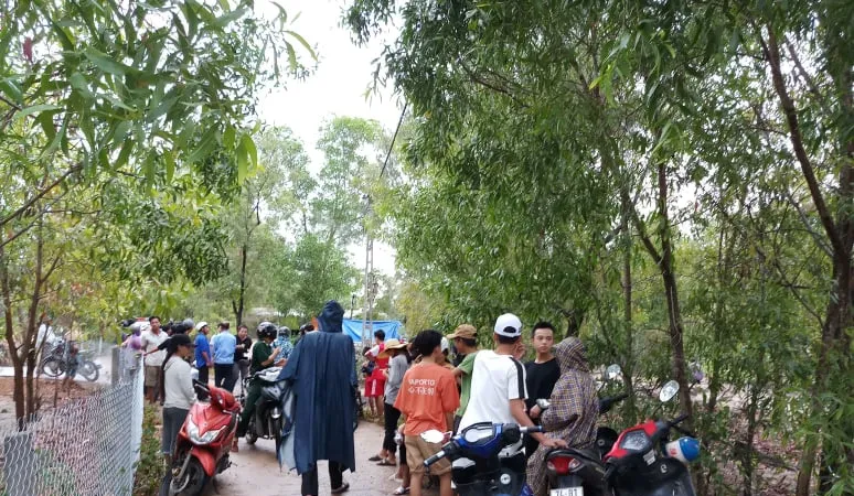 Nhiều người hiếu kỳ đến theo dõi vụ việc