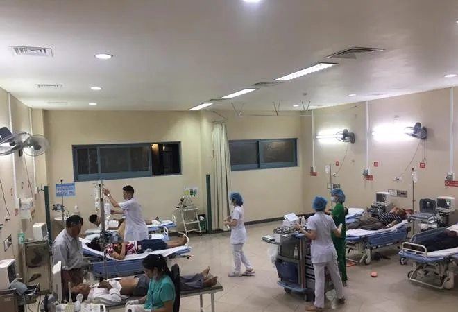 Các y bác sĩ Bệnh viện Trung ương Huế cơ sở 2 nỗ lực cứu chữa các bệnh nhân ngộ độc.