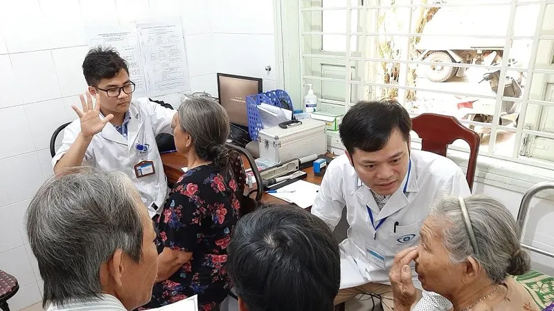 Thăm khám cho các bệnh nhân sau khi được phẫu thuật điều trị bệnh đục thủy tinh thể ​