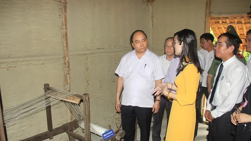 Thủ tướng Nguyễn Xuân Phúc cùng các đồng chí lãnh đạo Đảng và Nhà nước thăm Nhà lưu niệm Bác Hồ tại Huế