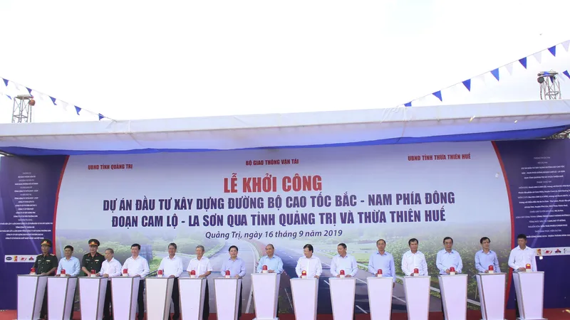 Khởi công Dự án thành phần Dự án đường bộ cao tốc Bắc Nam phía Đông giai đoạn 2017-2020 đoạn Cam Lộ - La Sơn ​