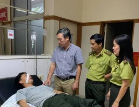 Ông Lương nhập viên cấp cứu sau khi bị Hưng tấn công