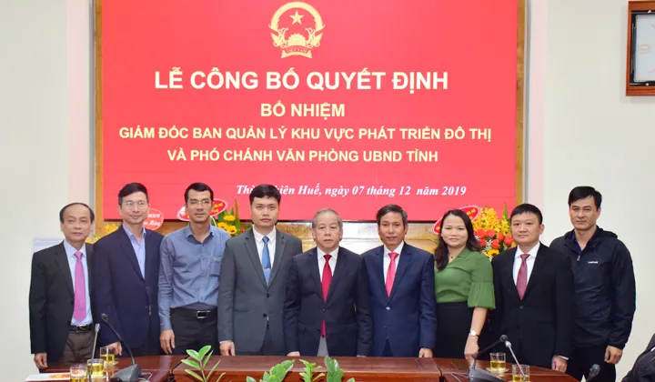 Tặng hoa chúc mừng các cá nhân được bổ nhiệm