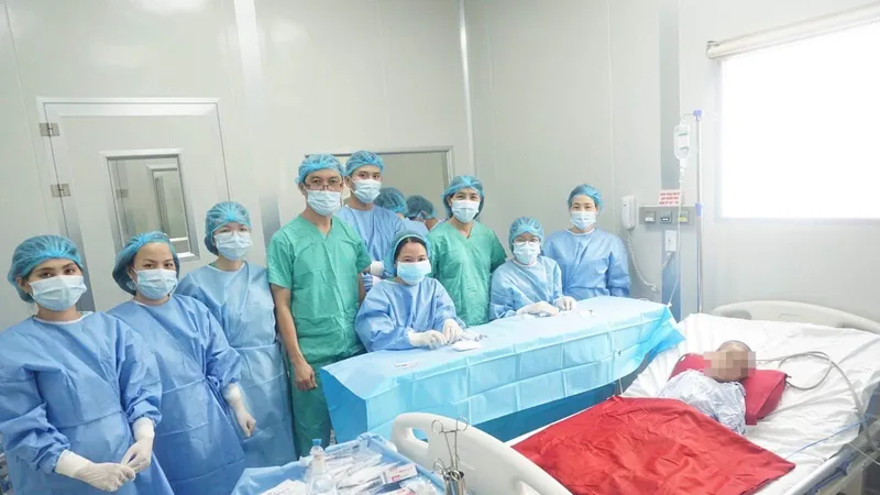 Các bác sĩ nỗ lực điều trị cho bệnh nhi