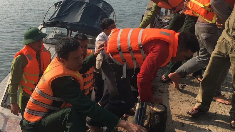 Cứu hộ và đưa các thuyền viên chìm tàu vào bờ an toàn ​
