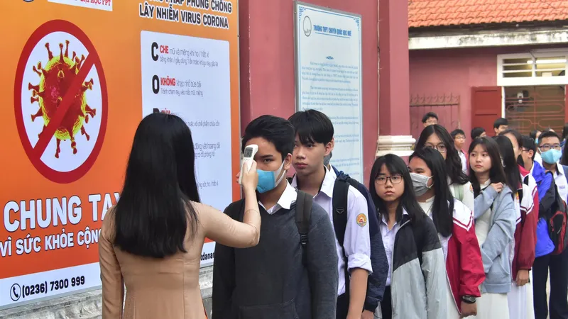 Đo thân nhiệt cho học sinh trường THPT chuyên Quốc Học Huế vào sáng 2-3