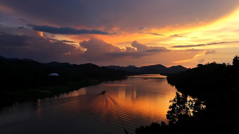 Hoàng hôn trên sông Hương nhìn từ đồi Vọng Cảnh ​
