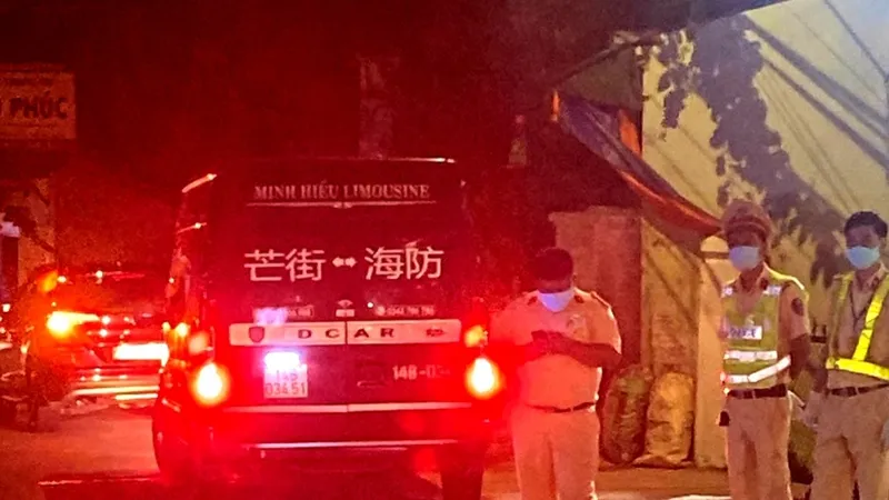 Ô tô chở 4 người Trung Quốc