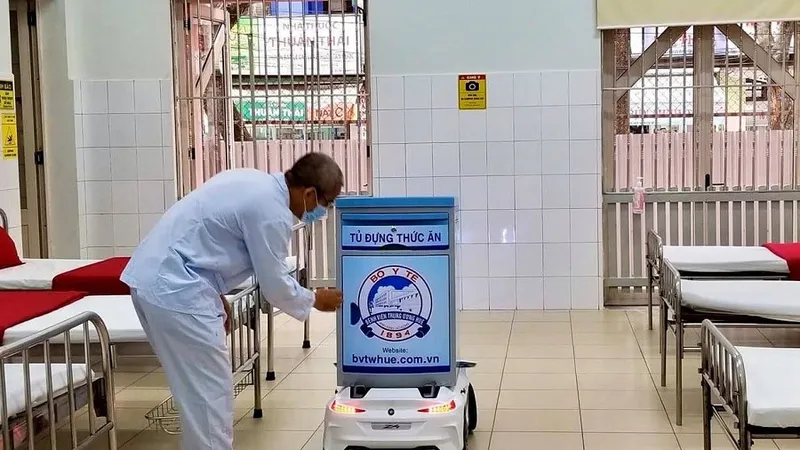 Bệnh nhân lấy thức ăn từ robot