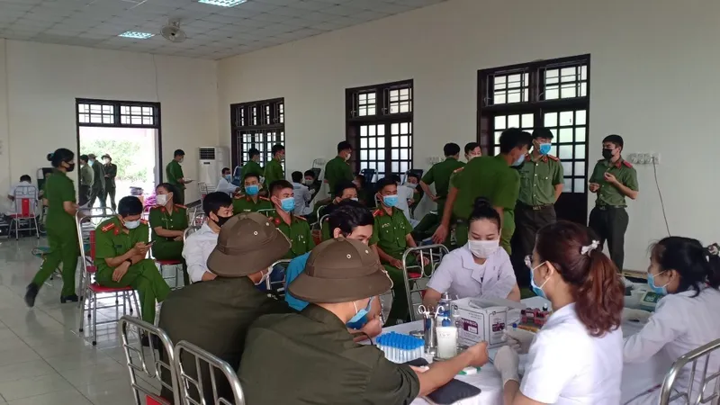 Cán bộ, chiến sĩ Công an Quảng Trị hiến máu cứu người