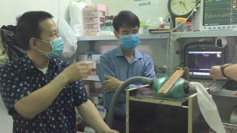  Máy bóp bóng ambu trợ thở do TS. Vũ Văn Hải và các cộng sự sáng chế