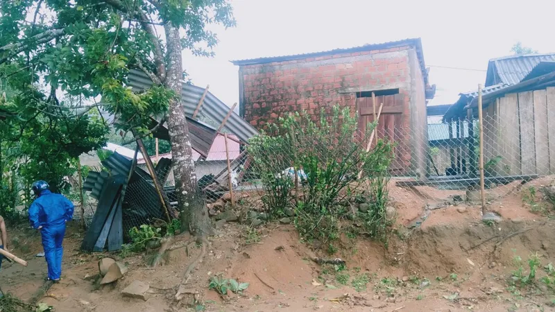 Lốc xoáy làm sập và tốc mái ít nhất 17 ngôi nhà ở A Lưới