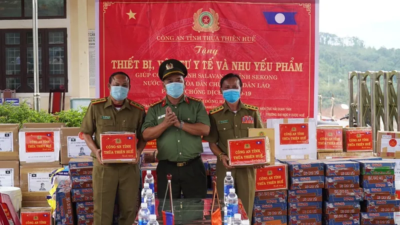 Đại tá Lê Văn Vũ, Phó Giám đốc Công an tỉnh Thừa Thiên - Huế trao tặng các nhu yếu phẩm cần thiết giúp Sở an ninh hai tỉnh Salaval và Sekong phòng chống dịch Covid-19