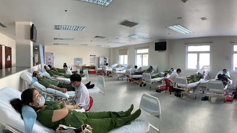 Đại tá Nguyễn Quốc Đoàn, Giám đốc Công an tỉnh Thừa Thiên - Huế tình nguyện hiến máu cứu người