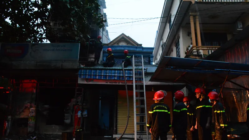 Lực lượng chức năng nỗ lực khống chế và dập tắt đám cháy lớn giữa trời mưa