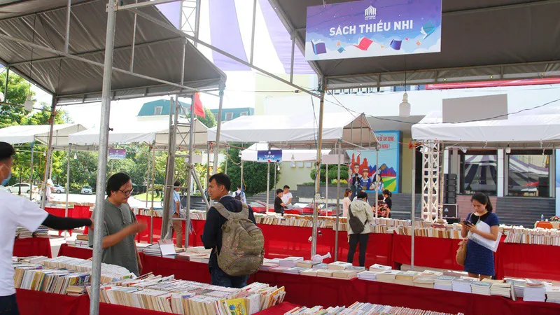 Dừng hoạt động Hội chợ sách “Viet Nam book fair tour 2020” vì bán sách ngoài danh mục 