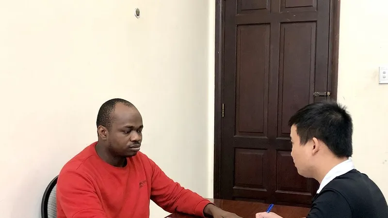 Đối tượng Chukwugekwe Godwin Ajearo đang khai báo hành vi phạm tội