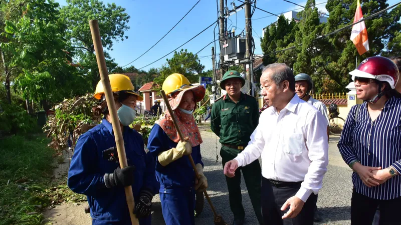 1.500 người thu dọn hàng tấn rác giữa trời nắng nóng trên Thượng Thành 
