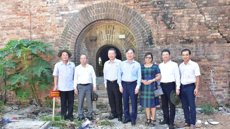 Phó Chủ tịch Quốc hội Phùng Quốc Hiển thị sát kiến trúc cửa vòm ở Đông Thành Thủy Quan vừa phát lộ tại khu vực Thượng Thành- khu vực 1 di tích Kinh thành Huế