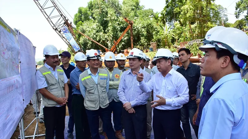 Kiểm tra tiến độ thi công dự án cao tốc Cam Lộ- La Sơn ​