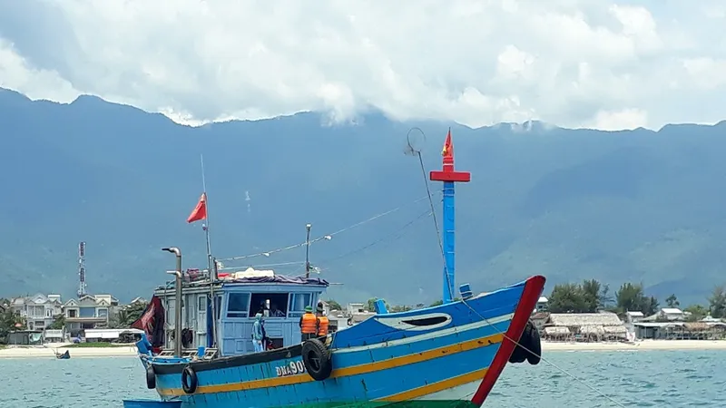 Phát hiện 9 người đi trên tàu cá ĐNa 90511 từ Đà Nẵng theo đường biển về Lăng Cô ​