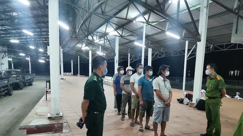 6 đối tượng đi bộ ven biển từ Đà Nẵng ra Lăng Cô để trốn cách ly Covid-19 ​
