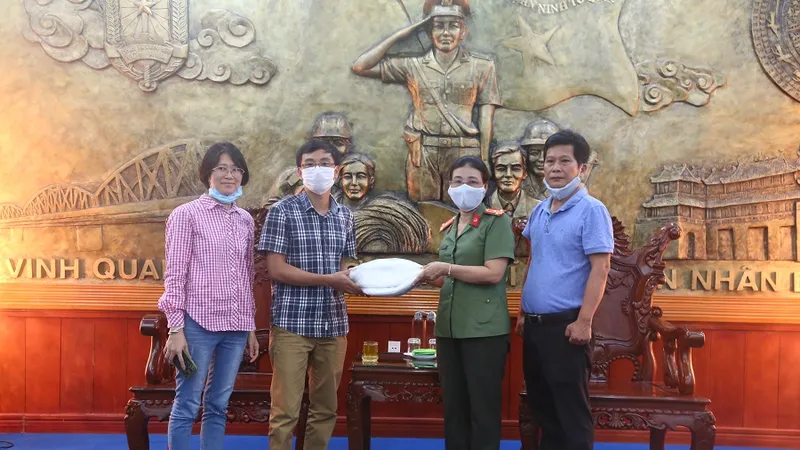 Công an tỉnh Thừa Thiên - Huế tiếp nhận 1.200 bộ bảo hộ phòng chống dịch Covid-19 ​
