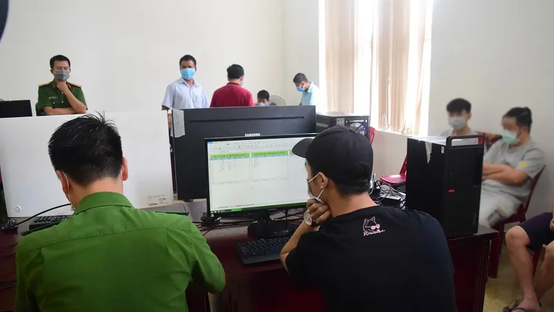 Đại tá Lê Văn Vũ, Phó Giám đốc Công an tỉnh Thừa Thiên – Huế (bên phải ngoài cùng) trực tiếp phá án 