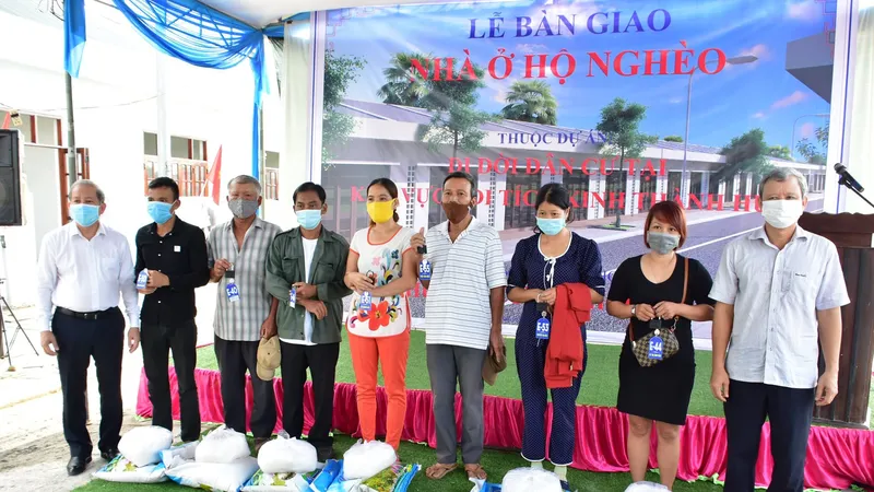 25 hộ nghèo nhận nhà mới được lãnh đạo tỉnh Thừa Thiên - Huế tặng gạo và muối trắng với mong ước bà con sẽ ăn nên làm ra 
