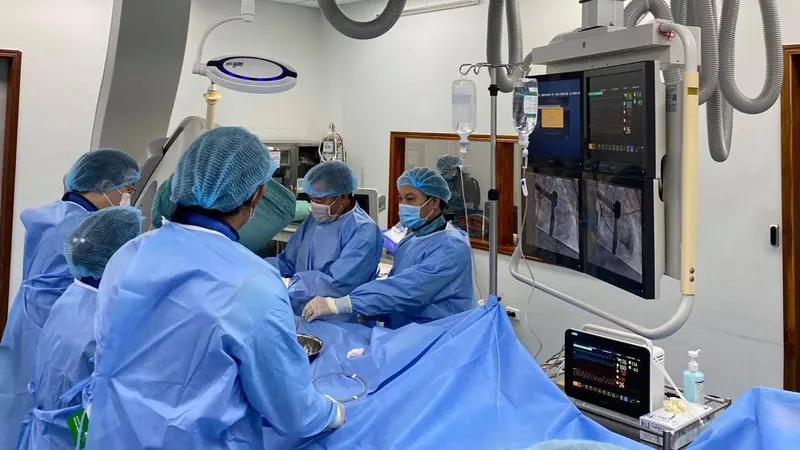 Lần đầu Bệnh viện Trung ương Huế phẫu thuật Hybird cho bệnh nhi tim bẩm sinh phức tạp ở Việt Nam ​