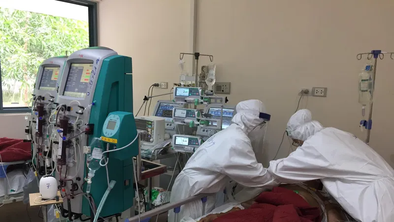 Các bác sĩ đang điều trị cho bệnh nhân mắc Covid-19 có bệnh lý nền nặng