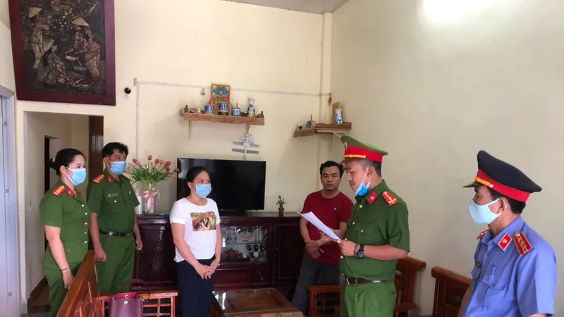 Công an đọc lệnh bắt tạm giam Nguyễn Thị Phương Ánh ​