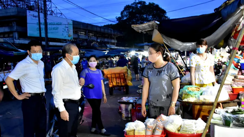 Chủ tịch UBND tỉnh Thừa Thiên - Huế trò chuyện và căn dặn tiểu thương chợ Đông Ba thực hiện nghiêm các biện pháp phòng tránh dịch Covid-19 ​