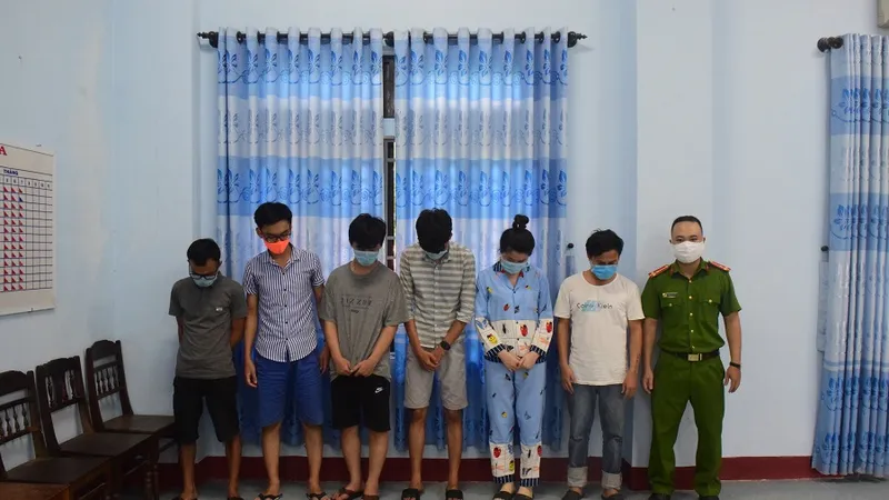Công an bắt giữ các đối tượng ​