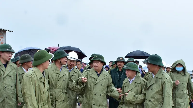 Bộ đội Biên phòng tỉnh Thừa Thiên - Huế giúp và hướng dẫn ngư dân neo đậu tàu thuyền tránh bão số 5 ​