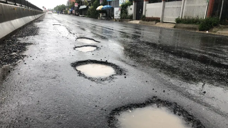 Quốc lộ 1 qua địa bàn xã Lộc An và Lộc Sơn, huyện Phú Lộc, tỉnh Thừa Thiên - Huế xuất hiện dày đặc các ổ gà đọng nước ​