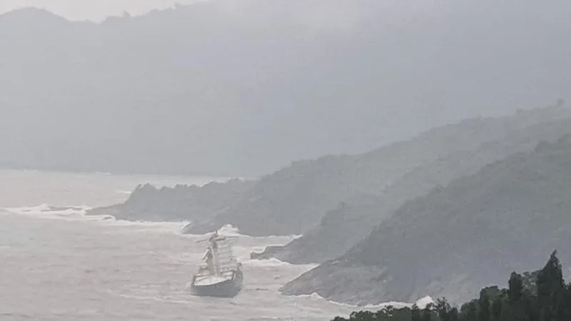 Tàu hàng chưa rõ nguồn gốc trôi dạt vào khu vực ghềnh đá ở Bãi Chuối ​