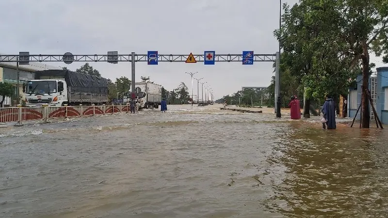 Quốc lộ 1A qua địa bàn thị xã Hương Trà bị ngập sâu khiến người và phương tiện tham gia giao thông gặp khó khăn