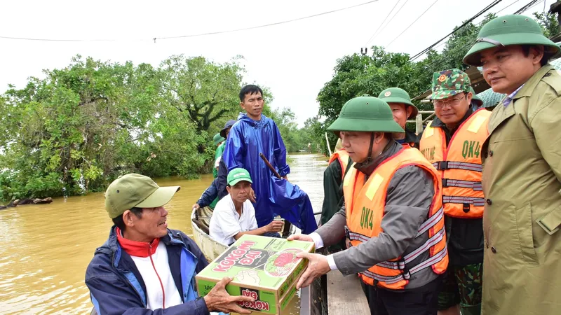 Ông Phan Ngọc Thọ trao mì tôm cứu trợ người dân vùng lũ sông Bồ