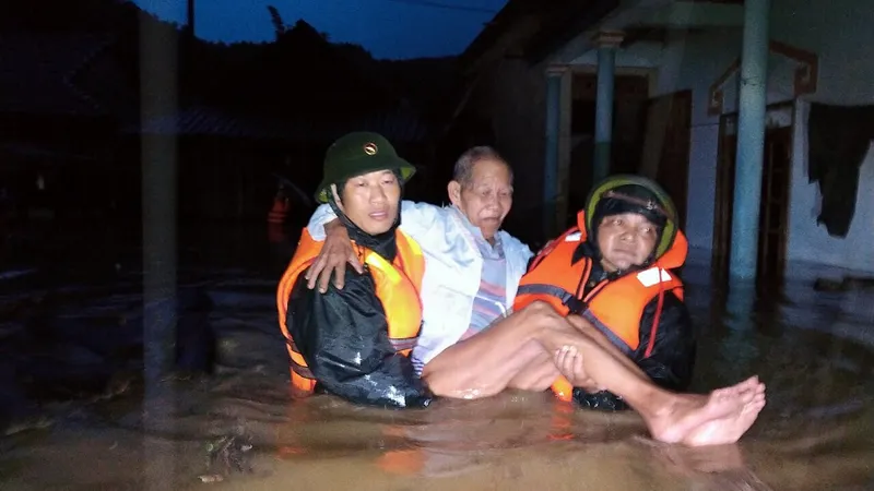 Bộ đội Biên phòng giải cứu và đưa ông Quỳnh Nót ra khỏi dòng lũ dữ ​