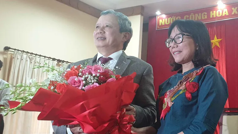 Đại diện Hội nhà báo tỉnh Thừa Thiên - Huế tặng hoa chúc mừng đồng chí Lê Trường Lưu tái đắc cử Bí thư Tỉnh ủy Thừa Thiên – Huế ​