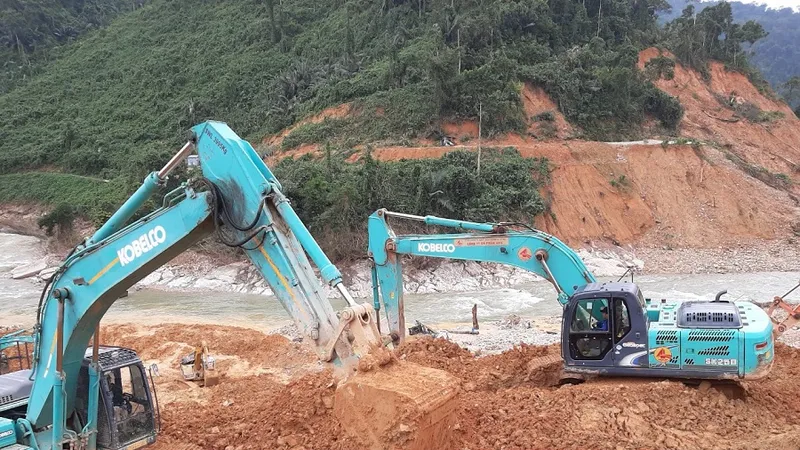 Phương tiện máy móc được huy động tham gia tìm kiếm các nạn nhân mất tích tại thủy điện Rào Trăng 3
