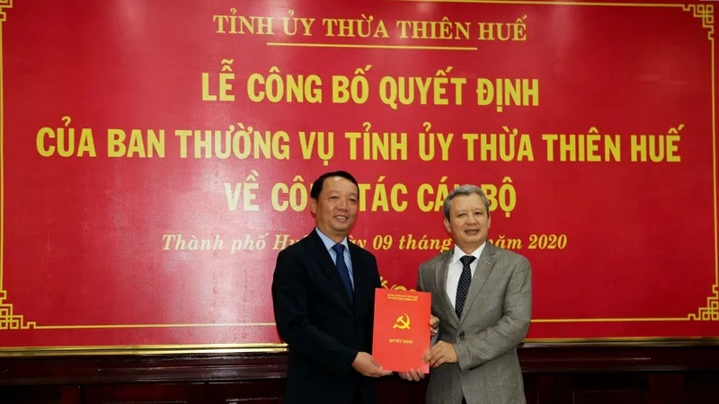 Bí thư Tỉnh ủy tỉnh Thừa Thiên – Huế Lê Trường Lưu (bìa phải) trao quyết định của Ban Thường vụ Tỉnh ủy về việc điều động, chỉ định đồng chí Phan Thiên Định ham gia Ban Chấp hành, Ban Thường vụ, giữ chức vụ Bí thư Thành ủy Huế ​