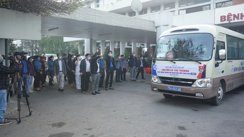 Các y bác sĩ Bệnh viện Trung ương Huế chào tạm biệt các bệnh nhân về quê ăn tết